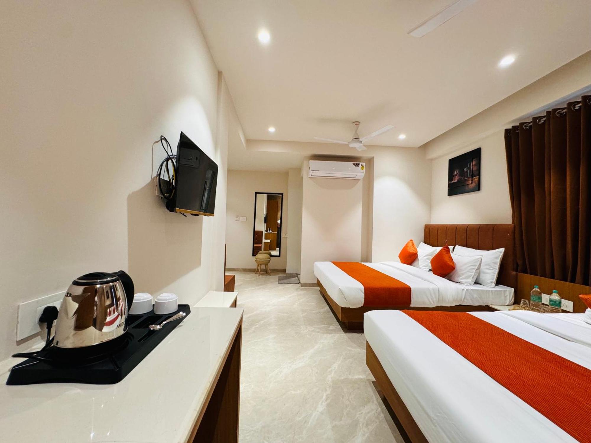 Hotel Rudhav Palace อุจเจน ภายนอก รูปภาพ