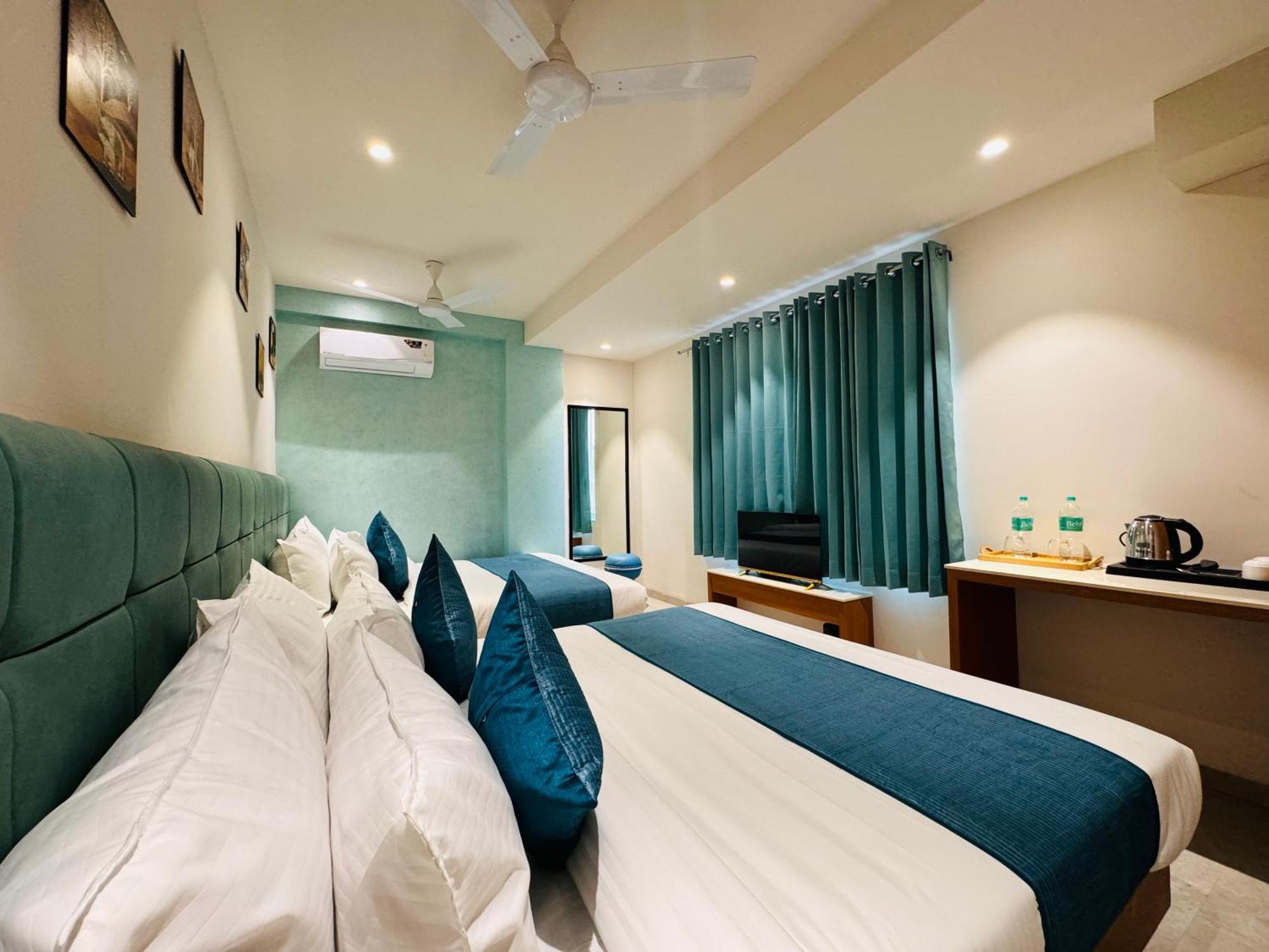 Hotel Rudhav Palace อุจเจน ภายนอก รูปภาพ