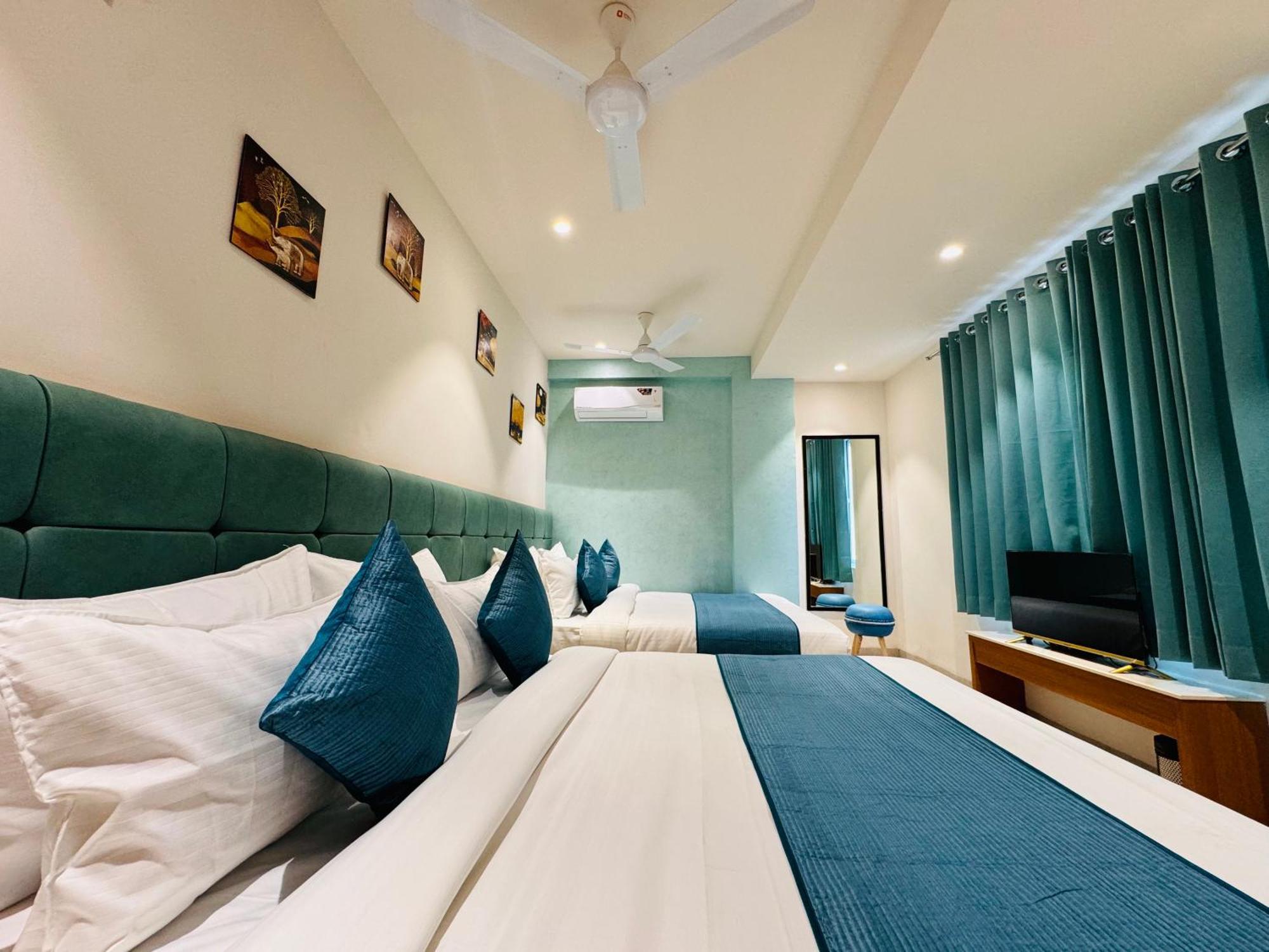 Hotel Rudhav Palace อุจเจน ภายนอก รูปภาพ